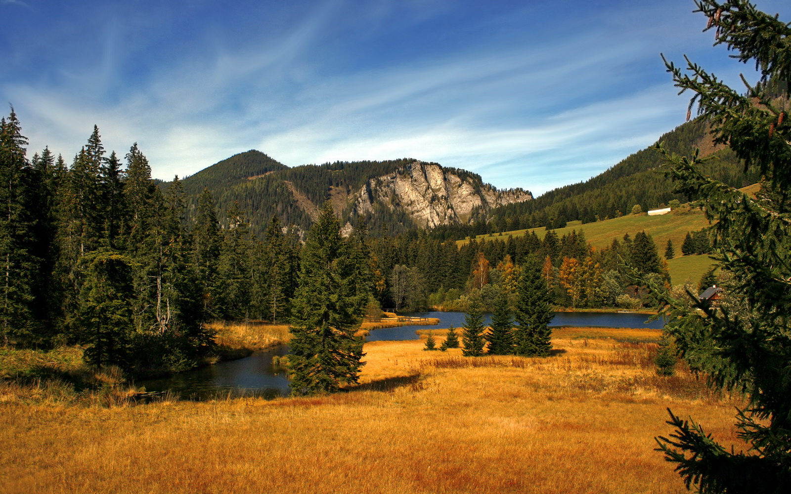 恩波利边后卫频繁插上助攻制造机会，恩波利足球俱乐部