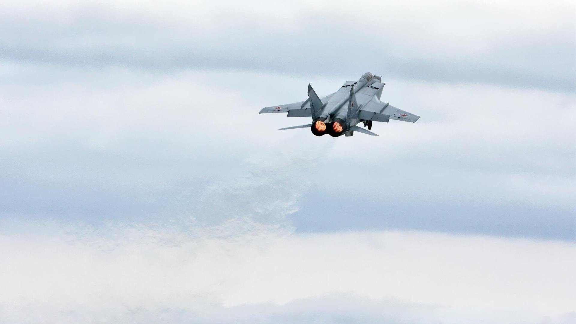 国家队全新战术体系亮相以速度和压迫为主要核心，国家队02のエロ